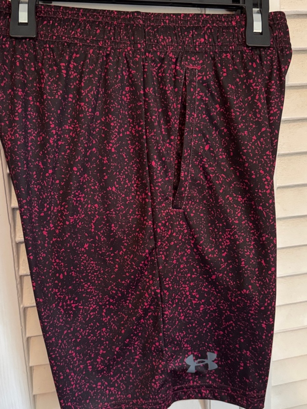 Under Armour BOYS YOUTH Black with Maroon Speckle Athletic Shorts
LIKE NEW